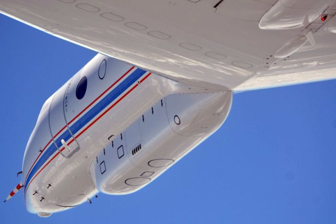 Unter dem Rumpf sowie unter den Tragflächen von HALO können zusätzlich Behälter für wissenschaftliche Instrumente befestigt werden.
HALO basiert auf einem Ultra Long Range Business Jet G 550 der Firma Gulfstream. Die Kombination aus Reichweite, Flughöhe, Nutzlast und umfangreicher Instrumentierung macht das Flugzeug zu einer weltweit einzigartigen Forschungsplattform.