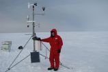 Messstation vor der Attacke Der Meteorologe Dr. Alfred Helbig von der Universität Trier hat die meteorologische Messstation auf dem Eis aufgebaut.
Im Rahmen der deutsch-russischen Kooperation in der Meeres- und Polarforschung fördert das Bundesministerium für Bildung und Forschung Forschungsprojekte, die sich mit den Auswirkungen des Klimawandels in der Arktis befassen. Dr. Heidemarie Kassens forscht seit vielen Jahren in der Arktis und wurde für Ihre herausragende wissenschaftliche Arbeit mit dem Bundesverdienstkreuz geehrt. Hamburg /St. Petersburg 2017
