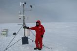 Der Meteorologe Dr. Alfred Helbig von der Universität Trier hat die meteorologische Messstation auf dem Eis aufgebaut.
Im Rahmen der deutsch-russischen Kooperation in der Meeres- und Polarforschung fördert das Bundesministerium für Bildung und Forschung Forschungsprojekte, die sich mit den Auswirkungen des Klimawandels in der Arktis befassen. Dr. Heidemarie Kassens forscht seit vielen Jahren in der Arktis und wurde für Ihre herausragende wissenschaftliche Arbeit mit dem Bundesverdienstkreuz geehrt. Hamburg /St. Petersburg 2017