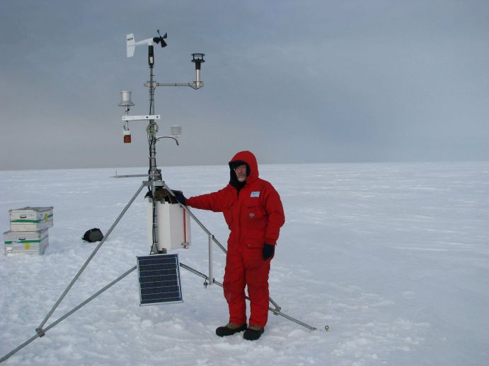 Messstation vor der Attacke Der Meteorologe Dr. Alfred Helbig von der Universität Trier hat die meteorologische Messstation auf dem Eis aufgebaut.
Im Rahmen der deutsch-russischen Kooperation in der Meeres- und Polarforschung fördert das Bundesministerium für Bildung und Forschung Forschungsprojekte, die sich mit den Auswirkungen des Klimawandels in der Arktis befassen. Dr. Heidemarie Kassens forscht seit vielen Jahren in der Arktis und wurde für Ihre herausragende wissenschaftliche Arbeit mit dem Bundesverdienstkreuz geehrt. Hamburg /St. Petersburg 2017