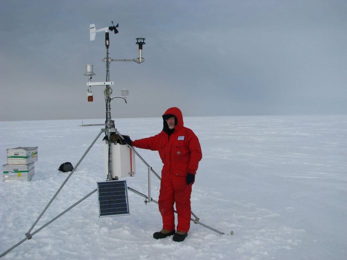 Der Meteorologe Dr. Alfred Helbig von der Universität Trier hat die meteorologische Messstation auf dem Eis aufgebaut.
Im Rahmen der deutsch-russischen Kooperation in der Meeres- und Polarforschung fördert das Bundesministerium für Bildung und Forschung Forschungsprojekte, die sich mit den Auswirkungen des Klimawandels in der Arktis befassen. Dr. Heidemarie Kassens forscht seit vielen Jahren in der Arktis und wurde für Ihre herausragende wissenschaftliche Arbeit mit dem Bundesverdienstkreuz geehrt. Hamburg /St. Petersburg 2017