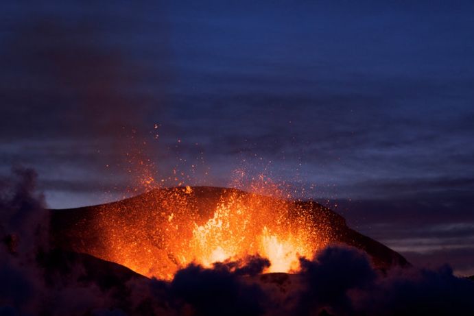 Ausbruch des Eyjafjallajökull auf Island im Jahr 2010. Der Vulkanismus in Island ist ein kleines Überbleibsel der Prozesse, die vor 56 Millionen Jahren Grönland von Nordwesteuropa trennten.