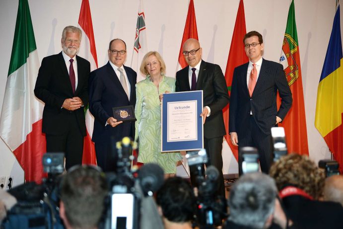 Verleihung des Deutschen Meerespreises an S.D. Fürst Albert II. von Monaco: GEOMAR-Direktor Prof. Dr. Peter Herzig, S.D. Fürst Albert II., Bundesministerin für Bildung und Forschung Prof. Dr. Johanna Wanka, Ministerpräsident Torsten Albig und Dr. Cornel Wisskirchen (von links nach rechts)