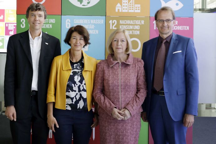 09. Mai, Hauptstadtrepräsentanz der Deutsche Telekom, Berlin: v.l.n.r - Prof. Dr. Martin Visbeck, Vorsitzender DKN Future Earth; Prof. Dr. Patrizia Nanz, IASS Potsdam; Prof. Dr. Johanna Wanka, Bundesministerin für Bildung und Forschung; und Prof. Dr. Dirk Messner, Deutsches Instituts für Entwicklungspolitik (DIE).Was tun mit der Agenda 2030!
Die Konferenz wurde von Bundesforschungsministerin Prof. Dr. Johanna Wanka und dem Chef des Bundeskanzleramtes Peter Altmaier eröffnet. Unter dem Motto „Was tun mit der Agenda 2030!" steht die Umsetzung der Agenda 2030 für nachhaltige Entwicklung der Vereinten Nationen im Mittelpunkt. Ihre 17 Ziele (Sustainable Development Goals – SDG) sind in den kommenden Jahren die Richtschnur für konkrete Maßnahmen in Unternehmen, Kommunen oder Verwaltungen.