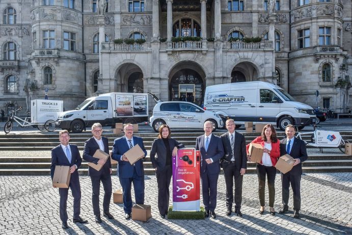 Die Projektpartner geben den Startschuss f&uuml;r das Projekt &bdquo;Urbane Logistik&ldquo; (v.l.n.r.): Prof. Dr. Josef von Helden, Pr&auml;sident der&nbsp;Hochschule Hannover, Prof. Dr. Bernhard Friedrich von der TU Braunschweig, Uwe V&ouml;lker, Leiter des Regionalen Gesch&auml;ftsbereichs Betrieb Nord von der Deutschen Post DHL Group, Dr. Susanna Zapreva, Vorstandsvorsitzende&nbsp;Stadtwerke Hannover AG,&nbsp; Stefan Schostok, Oberb&uuml;rgermeister der Landeshauptstadt Hannover, Dr. Eckhard Scholz, Vorsitzender des Markenvorstands Volkswagen Nutzfahrzeuge, Karin Beckmann, Landesbeauftragte f&uuml;r regionale Landesentwicklung (Land Niedersachsen), Prof. Dr. Volker Epping, Pr&auml;sident der&nbsp;Leibniz Universit&auml;t Hannover.