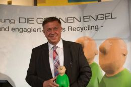 Innovativer Mittelstand: Unternehmer Dr. Frank Giesel erforschte eine Recycling-Bahnschwelle.
Das BMBF f&ouml;rderte das Projekt im Rahmen der Initiative &bdquo;KMU innovativ &ndash; Rohstoffeffizienz."