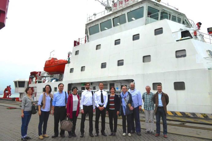 Delegationsmitglieder nach der Besichtigung des neuen Forschungsschiffes des Dritten Instituts für Ozeanographie im Hafen von Xiamen. Die wissenschaftlich-technische Zusammenarbeit mit China auf dem Gebiet der Meeresforschung besteht seit 1986. Chinesischer Partner des BMBF ist die "State Oceanic Administration" (SOA). Deutschland und China haben seitdem eine enge Zusammenarbeit auf dem Gebiet der Meeresforschung aufgebaut. Ein deutsch-chinesischer Lenkungsausschuss kommt regelmäßig zusammen, um laufende Projektaktivitäten zu bewerten und neue Themenschwerpunkte zu identifizieren. Im Anschluss an das 19. Treffen des Lenkungsausschusses im November 2016 konnten die Delegationsmitglieder das neue Forschungsschiffes des Dritten Instituts für Ozeanographie im Hafen von Xiamen besichtigen.