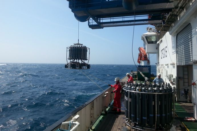 Wasserprobennahme in der Keltischen See mit Hilfe eines spurenmetallfreien Kranzwassersch&ouml;pfers.