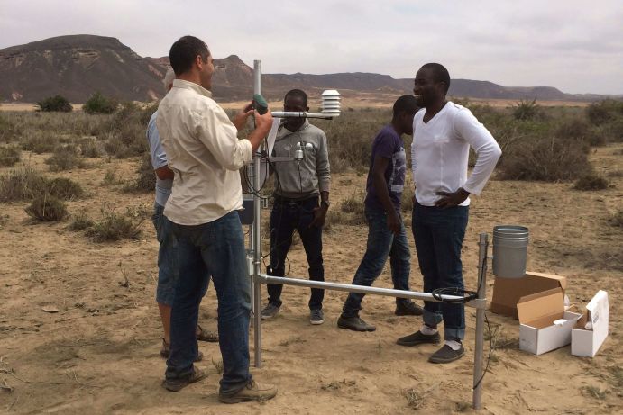 Aufbau einer Wetterstation in Angola für das Projekt SASSCAL. Aufbau einer Wetterstation in Angola