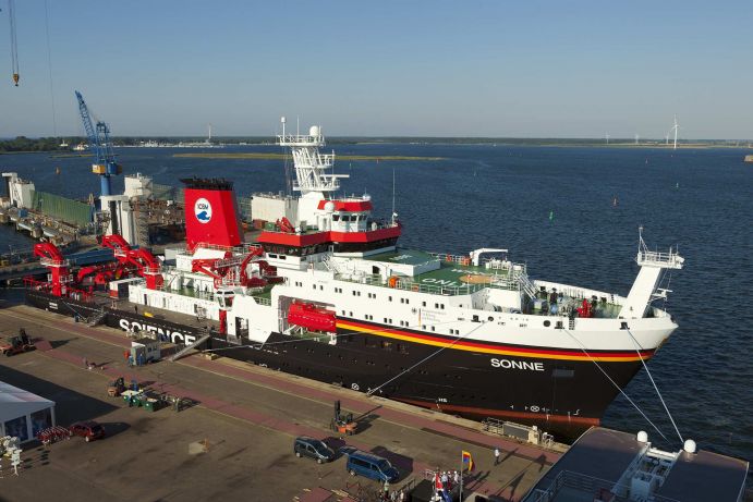 Das Forschungsschiff Sonne wartet auf seine Taufe Das Forschungsschiff SONNE wird von praktisch allen marinen Forschungsdisziplinen als Forschungsplattform genutzt und dabei überwiegend im Pazifik eingesetzt. Das BMBF chartert das Forschungsschiff SONNE für 250 Tage pro Jahr bei der RF Forschungsschifffahrt GmbH, dem Eigner des Schiffs. Schiffszeiten und die entsprechende Projektförderung werden im Rahmen von Ausschreibungen im SONNE-Rundbrief vergeben, der zweimal jährlich erscheint.Voraussetzung für die Erforschung der Meere sind moderne Forschungsschiffe mit entsprechender wissenschaftlicher Ausrüstung. Daher beteiligt sich das Bundesministerium für Bildung und Forschung (BMBF) an den Kosten für den Bau und Betrieb von Forschungsschiffen und chartert sie.