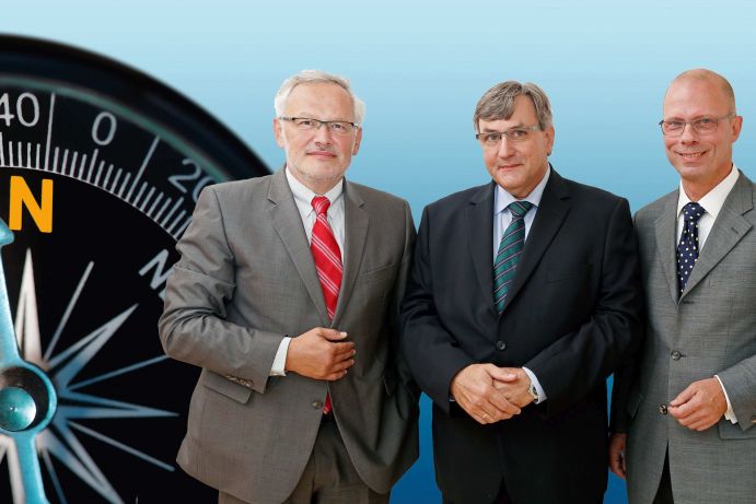 BMBF startet Agendaprozess FONA³ Eröffnung des 10. BMBF-Forums für Nachhaltigkeit. Von links: Prof. Dr. Dr. h.c. Georg Teutsch, Wissenschaftlicher Geschäftsführer des Helmholtz-Zentrums für Umweltforschung (UFZ), Wilfried Kraus, Unterabteilungsleiter im Bundesministerium für Bildung und Forschung (BMBF), Dr. Günther Bachmann, Generalsekretär des Rats für Nachhaltige Entwicklung (RNE).