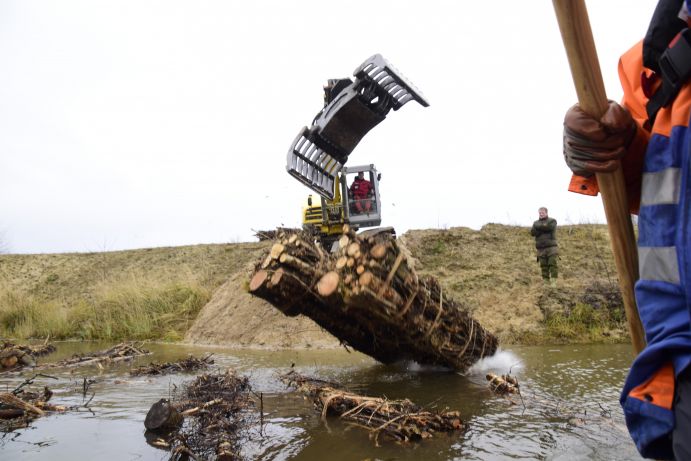 A deadwood bundle is sunk in the quarry pond