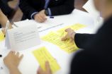 Arbeit in Kleingruppen während der Agendakonferenz "Wege zur Mobilitätswende" am 22. und 23. Juni 2017 in Berlin Mobilität und urbaner Verkehr befinden sich derzeit in einem dynamischen Wandel. In den Städten entstehen zum einen vielfältige neue Mobilitätsdienstleistungen und Verkehrsangebote, zum anderen verändern sich Mobilitätsmuster und Rahmenbedingungen der Mobilität. Dieser Wandel der Mobilitätswelt erfordert eine verstärkte Einbindung der Forschung, um diesen Wandel mit zu gestalten. Das Bundesministerium für Bildung und Forschung (BMBF) führt daher im Jahr 2017 einen Agendaprozess „Nachhaltige urbane Mobilität" durch. Dieser erfolgt unter Mitwirkung des Bundesministeriums für Verkehr und digitale Infrastruktur (BMVI).
Im Rahmen dieses Prozesses diskutierten 300 Expertinnen und Experten aus Wissenschaft, Wirtschaft, Politik und Zivilgesellschaft auf der "Agendakonferenz: Wege zur Mobilitätswende" über Forschungs- und Umsetzungsbedarfe für eine nachhaltige Entwicklung von Mobilität in Städten.