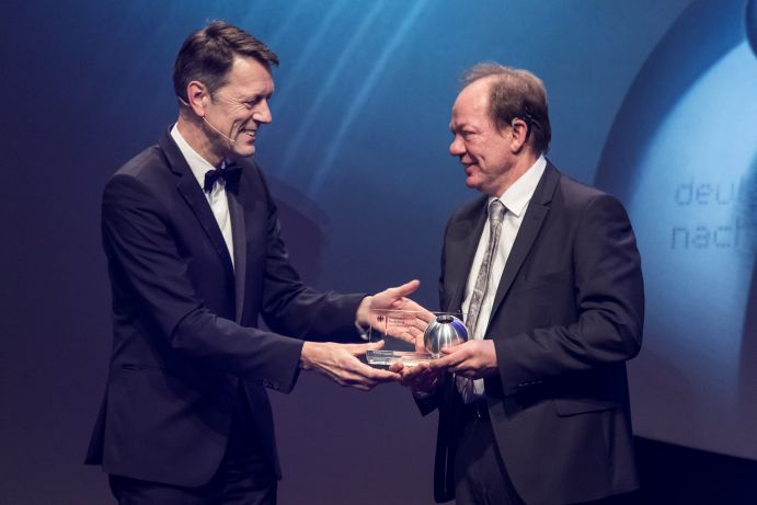 Georg Schütte, Staatssekretär im Bundesministerium für Bildung und Forschung, überreicht den Deutschen Nachhaltigkeitspreis an Michael Sievers, CUTEC Clausthaler Umwelttechnik Forschungszentrum.