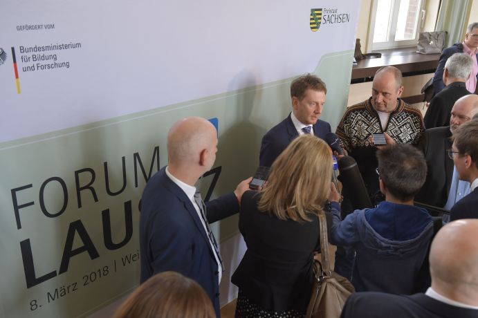 Michael Kretschmer, Ministerpräsident des Freistaates Sachsen, gibt der Presse Interviews