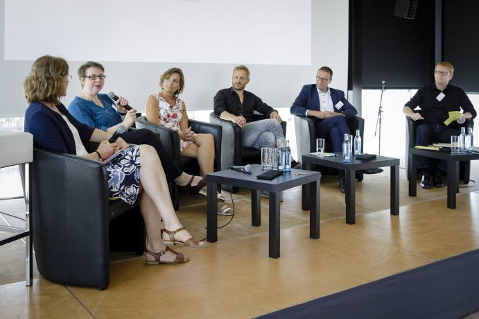 Drei Projekte – gefördert im Rahmen der Sozial-ökologischen Forschung des BMBF – haben ihre Erfahrungen und innovativen Ansätze mit dem Publikum geteilt und kritisch diskutiert. Von links: Moderatorin Stephanie Lorek (DLR Projektträger), Dr. Alexandra Lux (Institut für sozial-ökologische Forschung), Michaela Bonan (Stadt Dortmund, Amt des Oberbürgermeisters), Christian Hampe (Utopiastadt gGmbH), Prof. Dr. Uwe Schneidewind (Wuppertal-Institut) und Ko-Moderator Jens Hasse (Deutsches Institut für Urbanistik). Drei Projekte – gefördert im Rahmen der Sozial-ökologischen Forschung des BMBF – haben ihre Erfahrungen und innovativen Ansätze mit dem Publikum geteilt und kritisch diskutiert. Von links: Moderatorin Stephanie Lorek (DLR Projektträger), Dr. Alexandra Lux (Institut für sozial-ökologische Forschung), Michaela Bonan (Stadt Dortmund, Amt des Oberbürgermeisters), Christian Hampe (Utopiastadt gGmbH), Prof. Dr. Uwe Schneidewind (Wuppertal-Institut) und Ko-Moderator Jens Hasse (Deutsches Institut für Urbanistik).