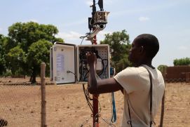 Doktoranden aus den WASCAL Doktoranden- und Forschungsprogrammen helfen bei der Wartung der Klimastationen und Erhebung von Klimadaten. Dano, Burkina Faso.
Projekt: WASCAL – West African Science Service Center on Climate Change and Adapted Land Use. 2013.WASCAL ist ein Beispiel für das Engagement des BMBF in der Bildungs- und Forschungskooperation mit Ländern Afrikas. Die Afrika-Strategie 2014-2018 des BMBF bündelt diese Maßnahmen. Sie wurde im gemeinsamen Austausch mit deutschen und afrikanischen Wissenschaftlern und Wissenschaftsorganisationen erarbeitet und im Juni 2014 im Beisein des Forschungskommissars der Afrikanischen Union verkündet.