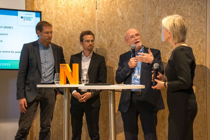 Prof. Ulf Riebesell (GEOMAR), Dr. Sebastian Ferse (Leibniz-Zentrum für Marine Tropenforschung), Prof. Hans-Otto Pörtner (Alfred Wegener Institut) im Gespräch mit der Moderatorin Conny Czymoch auf der Science Hour „Our ocean future", Deutscher Pavillon, COP 23, Bonn