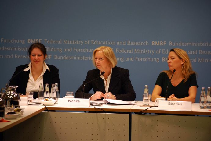 Pressekonferenz zur BMBF-initiierten internationalen Förderbekanntmachung "Mikroplastik" Bundesforschungsministerin Johanna Wanka mit Melanie Bergmann (links) vom Alfred-Wegener-Institut und Antje Boetius (rechts) von der Universität Bremen.