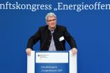 Prof. Dr. Robert Schlögl (Direktor des Fritz-Haber-Instituts der Max-Planck-Gesellschaft und Max-Planck-Institut für Chemische Energiekonversion) hält einen Vortrag beim BMBF-Zukunftskongress „Energieoffensive 2030“ Wie lassen sich Strom, Wärme und Mobilität gemeinsam erforschen und welche Lösungen brauchen wir für die Energiewende? Diese Fragen diskutierten die Teilnehmer des BMBF-Zukunftskongresses "Energieoffensive 2030" am 23. und 24. Mai 2017 in Berlin.