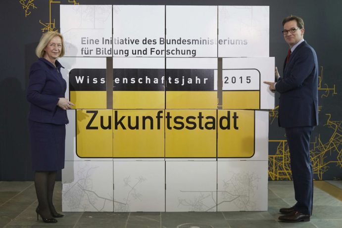 Im Wissenschaftsjahr 2015 - Zukunftsstadt wird das Zusammenspiel von Kommunen,Wirtschaft, Wissenschaft und den Bürgerinnen und Bürgern von elementarer Bedeutungsein. Bundesforschungsministerin Johanna Wanka und Florian Pronold, ParlamentarischerStaatsekretär im Bundesbauministerium, hoffen auf eine starke Beteiligung der Bevölkerung.