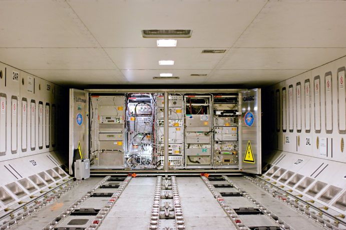 Measuring instruments in an IAGOS Airbus A340-300. Measuring instruments in an IAGOS Airbus A340-300.