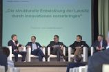 Podiumsdiskussion zur Rolle von Innovationen für die strukturelle Entwicklung der Lausitz: Lutz Berger (Geschäftsführer digdes GmbH), Dr. Stephan Meyer (Mitglied des sächsischen Landtags), Moderator Frank Seibel, Prof. Dr. Robert Knippschild (Leibniz-Institut für ökologische Raumentwicklung), Dr. Klaus-Peter Schulze (Mitglied des deutschen Bundestages), Prof. Dr. Klaus Müller (Leibniz-Zentrum für Agrarlandschaftsforschung) (v.l.).&nbsp;