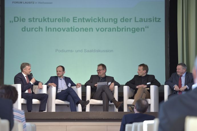 Podiumsdiskussion zur Rolle von Innovationen für die strukturelle Entwicklung der Lausitz: Lutz Berger (Geschäftsführer digdes GmbH), Dr. Stephan Meyer (Mitglied des sächsischen Landtags), Moderator Frank Seibel, Prof. Dr. Robert Knippschild (Leibniz-Institut für ökologische Raumentwicklung), Dr. Klaus-Peter Schulze (Mitglied des deutschen Bundestages), Prof. Dr. Klaus Müller (Leibniz-Zentrum für Agrarlandschaftsforschung) (v.l.).&nbsp;