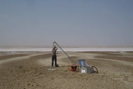 Geoforscher bei der Probennahme in Namibia