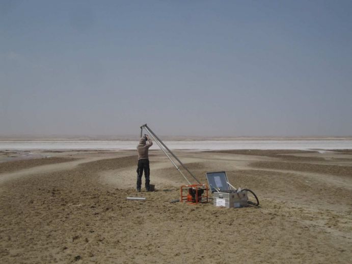 Geoforscher bei der Probennahme in Namibia