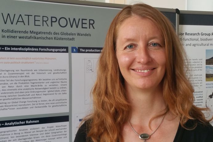 Prof. Antje Bruns bei der Abschlusskonferenz der „Nachwuchsgruppen Globaler Wandel - 4+1“ im Tieranatomischen Theater, Berlin. Prof. Antje Bruns bei der Abschlusskonferenz der „Nachwuchsgruppen Globaler Wandel - 4+1“ im Tieranatomischen Theater, Berlin.