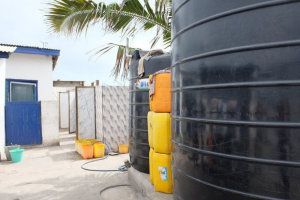 Öffentliches Bad in Chorkor, Accra Metropolis, Ghana Wassertanks und Wasserbehälter stehen in einem öffentlichen Bad. (WaterPower, Universität Trier)
