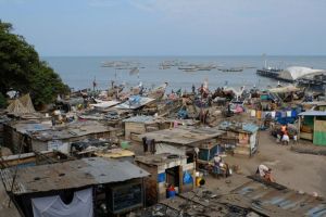 Informelle Siedlung in Jamestown, Bezirk Accra, Ghana Holzhütten und Holzboote am Hafen. (WaterPower, Universität Trier)
