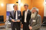 Prof. Dr. Ulrich Bathmann (v.r.n.l.) und Prof. Dr. Martin Visbeck überreichen die Mare:N-Konzeptpapiere „Küste im Wandel“ und „Blauer Ozean“ an Volker Rieke, Leiter der BMBF-Abteilung 7 „Zukunftsvorsorge – Forschung für Grundlagen und Nachhaltige Entwicklung“. Prof. Dr. Ulrich Bathmann (v.r.n.l.) und Prof. Dr. Martin Visbeck überreichen die Mare:N-Konzeptpapiere „Küste im Wandel“ und „Blauer Ozean“ an Volker Rieke, Leiter der BMBF-Abteilung 7 „Zukunftsvorsorge – Forschung für Grundlagen und Nachhaltige Entwicklung“.