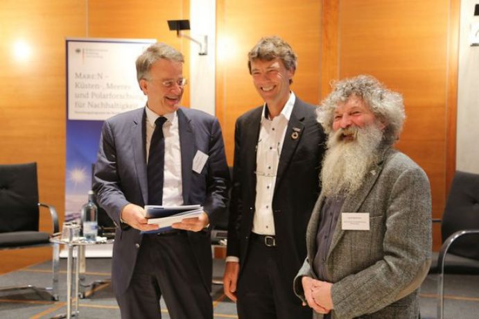 Prof. Dr. Ulrich Bathmann (v.r.n.l.) und Prof. Dr. Martin Visbeck überreichen die Mare:N-Konzeptpapiere „Küste im Wandel“ und „Blauer Ozean“ an Volker Rieke, Leiter der BMBF-Abteilung 7 „Zukunftsvorsorge – Forschung für Grundlagen und Nachhaltige Entwicklung“.