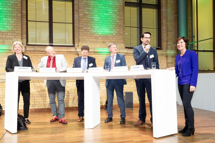 Podiumsdiskussion w&auml;hrend der Veranstaltung