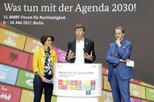 Patrizia Nanz, Co-Vorsitzende der SDG-Wissenschaftsplattform, Dirk Messner, Deutsches Instituts fuer Entwicklungspolitik, und Martin Visbeck, Vorsitzender DKN Future Earth. 13. BMBF-Forum fuer Nachhaltigkeit.