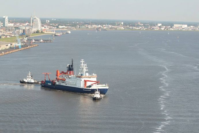 Das Forschungsschiff POLARSTERN des Alfred-Wegener-Instituts verlässt seinen Heimathafen Bremerhaven. Luftaufnahme POLARSTERN in Bremerhaven