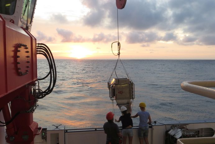 Biologen nehmen mit einem Multinetz von einem Schiff aus Proben aus dem S&uuml;dpazifi.