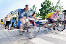 Szene&nbsp;urbane Mobilit&auml;t mit Fahrrad, Bus und PKW