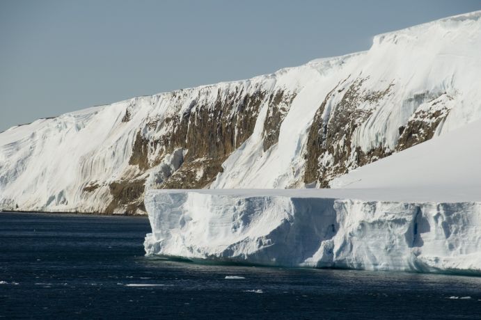 Teilausschnitt der Abbruchkante des Larsen-B-Schelfeises an der Antarktischen Halbinsel. Aufgenommen auf der POLARSTERN-Expedition ANTXXIII/8 im Weddellmeer 2006/07. Teilausschnitt der Abbruchkante des Larsen-B-Schelfeises an der Antarktischen Halbinsel. Aufgenommen auf der POLARSTERN-Expedition ANTXXIII/8 im Weddellmeer 2006/07.