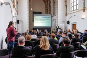 Reger Austausch im Plenum zum kommenden IPBES-Bericht. Das Plenum tauscht sich aus.