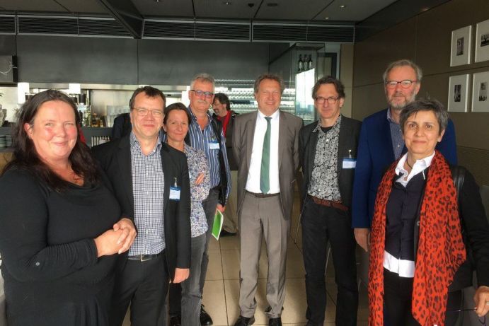 Gelegenheit zum intensiven Austausch mit den Autoren bot sich auf dem „parlamentarischen Frühstück“ zum jüngsten Bericht des Weltbiodiversitätsrats IPBES über den Zustand von Biodiversität und Ökosystemleistungen weltweit. Von links: Dr. Ute Jacob (HIFMB, Oldenburg), Privatdozent Dr. Jens Jetzkowitz MfN, Berlin), Prof. Dr. Almut Arneth (KIT), Prof. Dr. Josef Settele (UFZ, Halle), Prof. Dr. René Haak (Referatsleiter BMBF), Prof. Dr. Ralf Seppelt (UFZ, Leipzig und MLU Halle-Wittenberg), Prof. Dr. Julian Gutt (AWI, Bremerhaven), Dr. Mariam Akhtar-Schuster (Deutsche IPBES Koordinierungsstelle, Bonn/Berlin). Gruppenbild.