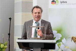 Prof. Haak begr&uuml;&szlig;t die Teilnehmenden des 7. Nationalen IPBES-Forums.