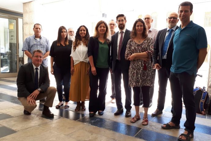 Vertreterinnen und Vertreter von MOST, BMBF und PtJ mit dem wissenschaftlichen Begleitkreis der WTZ Israel bei der Auswahlsitzung in Jerusalem, Juni 2018.Die Bildergalerie gibt einen Überblick über die Forschungsziele der fünf geförderten deutsch-israelischen Projekte. Vertreterinnen und Vertreter von MOST, BMBF und PtJ mit dem wissenschaftlichen Begleitkreis der WTZ Israel bei der Auswahlsitzung in Jerusalem, Juni 2018.
