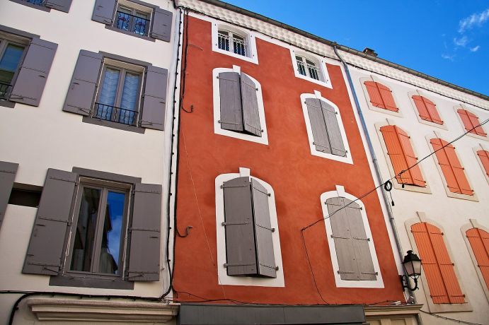 Frisch gestrichene Fassaden