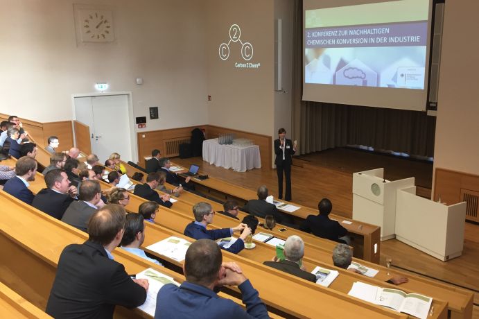 Die "2. Konferenz zur nachhaltigen chemischen Konversion in der Industrie" startet im Hörsaal des Harnack-Hauses in Berlin Die Konferenz wird vor rund 100 Fachleuten eröffnet