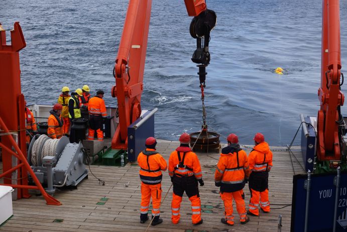 Ausbringung einer ozeanographischen Verankerung in der Irmingersee mit dem deutschen Forschungsschiff MARIA S. MERIAN im Jahr 2016. Die neue Studie beruht auf Daten, die eine Vielzahl solcher permanenten Messstationen im Rahmen des OSNAP-Netzes erhoben haben. Mehrere Personen stehen an Deck eines Forschungsschiffs und lassen ein ozeanographisches Instrument ins Meer hinab.