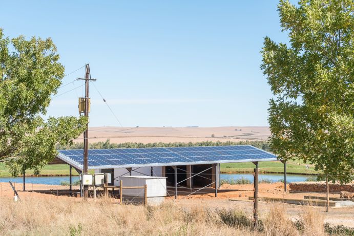 Eine Solaranlage ist auf einer afrikanischen Farm installiert.