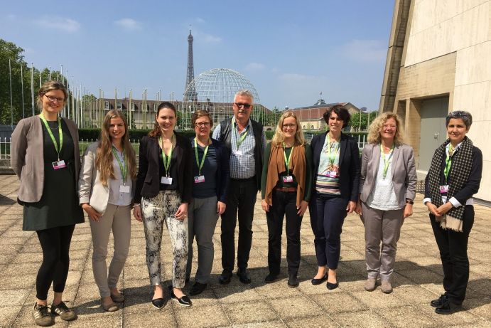 Mitglieder der deutschen Delegation gemeinsam mit dem Ko-Vorsitzenden des globalen IPBES Berichts, Prof. Settele (UFZ Halle). Von links: Dr. Julia Kloos (Deutsche IPBES-Koordinierungsstelle), Amandine John-Herpin (VDI TZ), Dr. Svenja Kruse (BMBF), Inka Gnittke (Delegationsleiterin, BMU), Prof. Josef Settele (UFZ), Dr. Janina Heim (BMU), Barbara Engels (BfN), Dr. Monika Winkler (BLE), Dr. Mariam Akhtar-Schuster (Deutsche IPBES-Koordinierungsstelle). Die deutsche Delegation beim IPBES Plenum in Paris.
